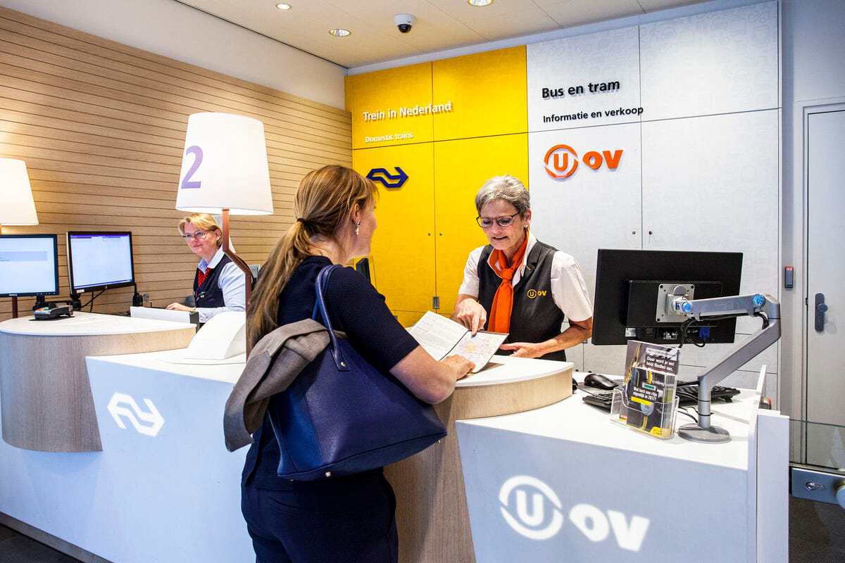 Een reiziger stelt een vraag bij het Servicepunt in Utrecht